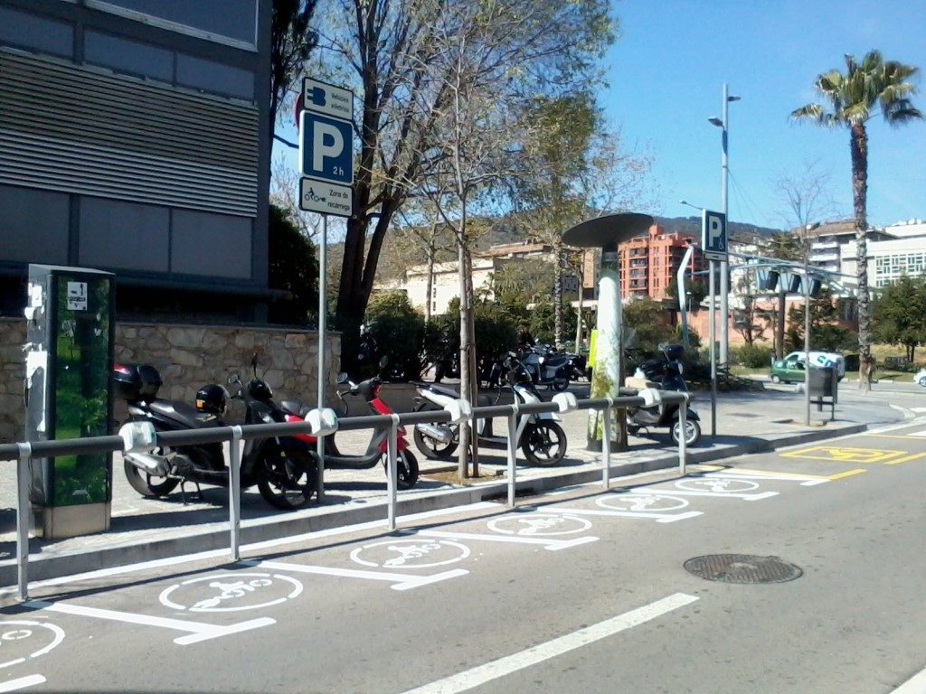 aparcament de motos elèctriques situat en la facultat de física i química