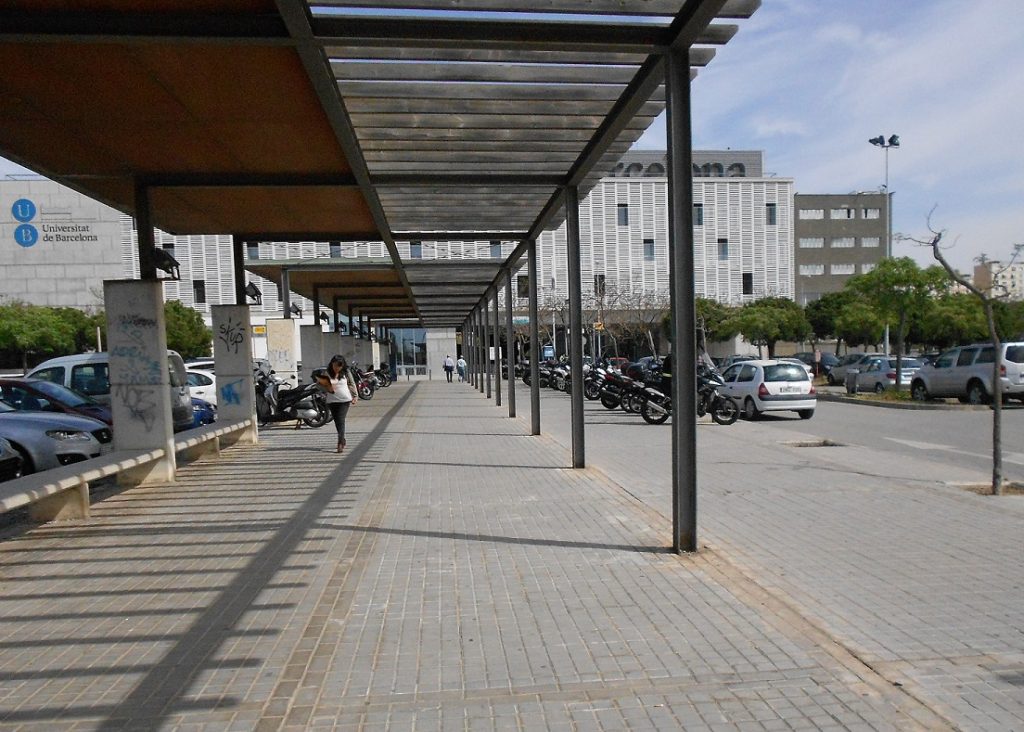 recorregut a peu que connecta la parada de metro Hospital de Bellvitge amb el campus de Ciències de la Salut de Bellvitge