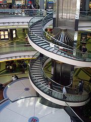 Escaleras y ascensores de un centro comercial