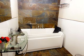 Cuarto de baño con bañera de hidromasaje