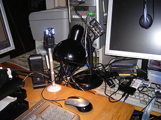 Taula amb ordinador i aparells electrònics