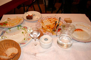 Mesa con restos de comida
