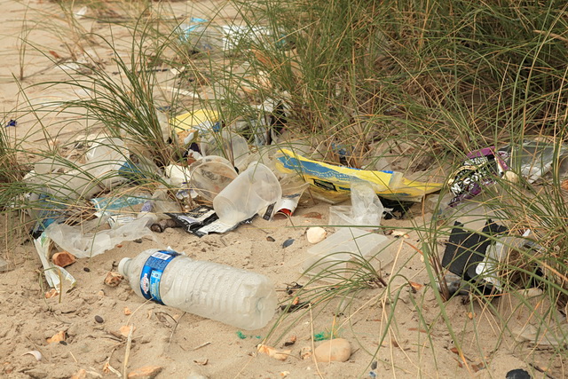 brossa en la platja, composat per envasos d´un sol ús