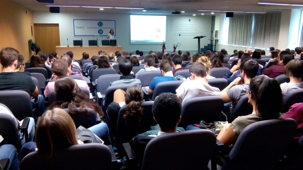 Assistents a la Jornada de Prevenció als Laboratoris de Recerca, a l’Aula Enric Casassas de la Facultat de Química