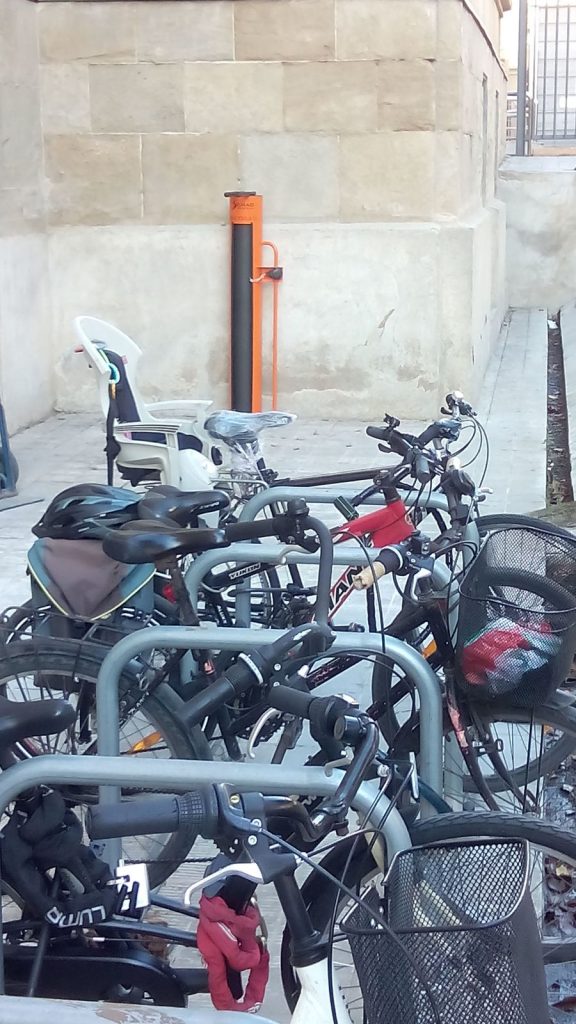 Punt Bici UB d'autoreparació de bicicletes a la Facultat de Medicina-Clínic