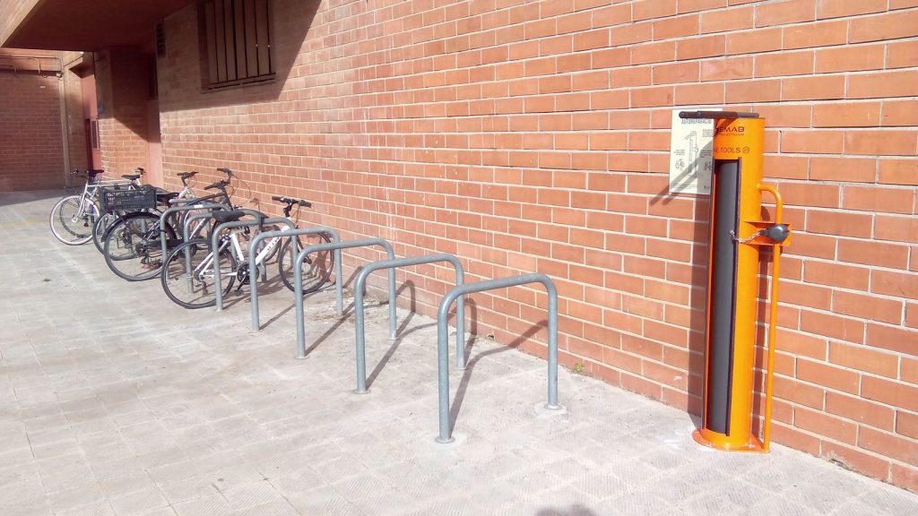 Punt Bici UB d'autoreparació de bicicletes a la Facultat de Biologia