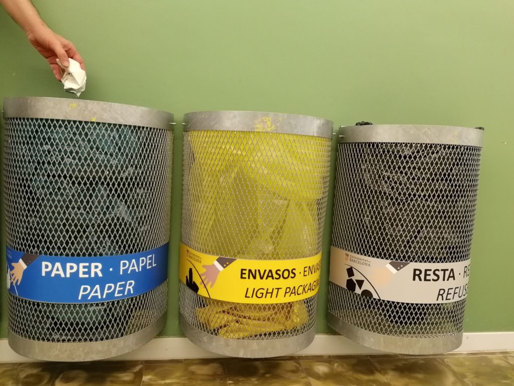 Punt de recollida selectiva del Campus de l'Alimentació de Torribera amb papereres de paper, envasos i resta