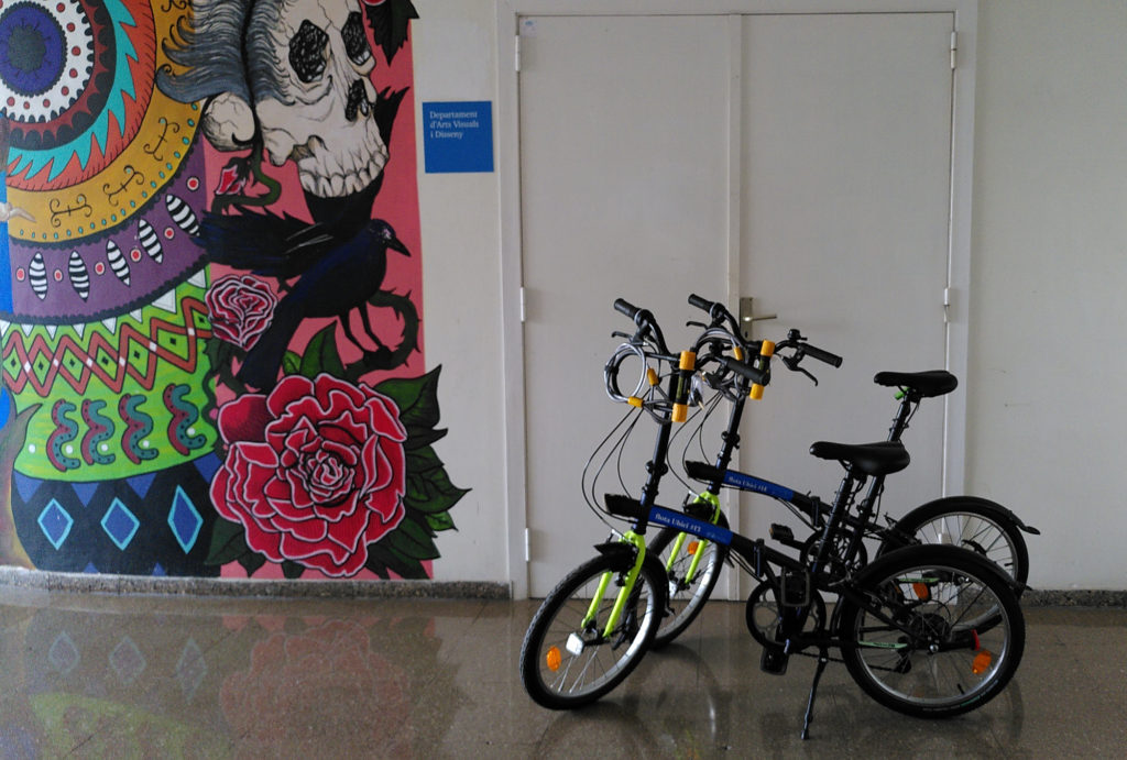 Bicicleta de la Flota UBici a la Facultat de Belles Arts