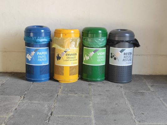 Punt de recollida selectiva de residus a l'edifici Històric