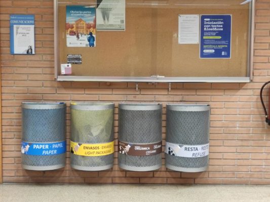 Punt de recollida selectiva de residus a l'edifici Josep Carner