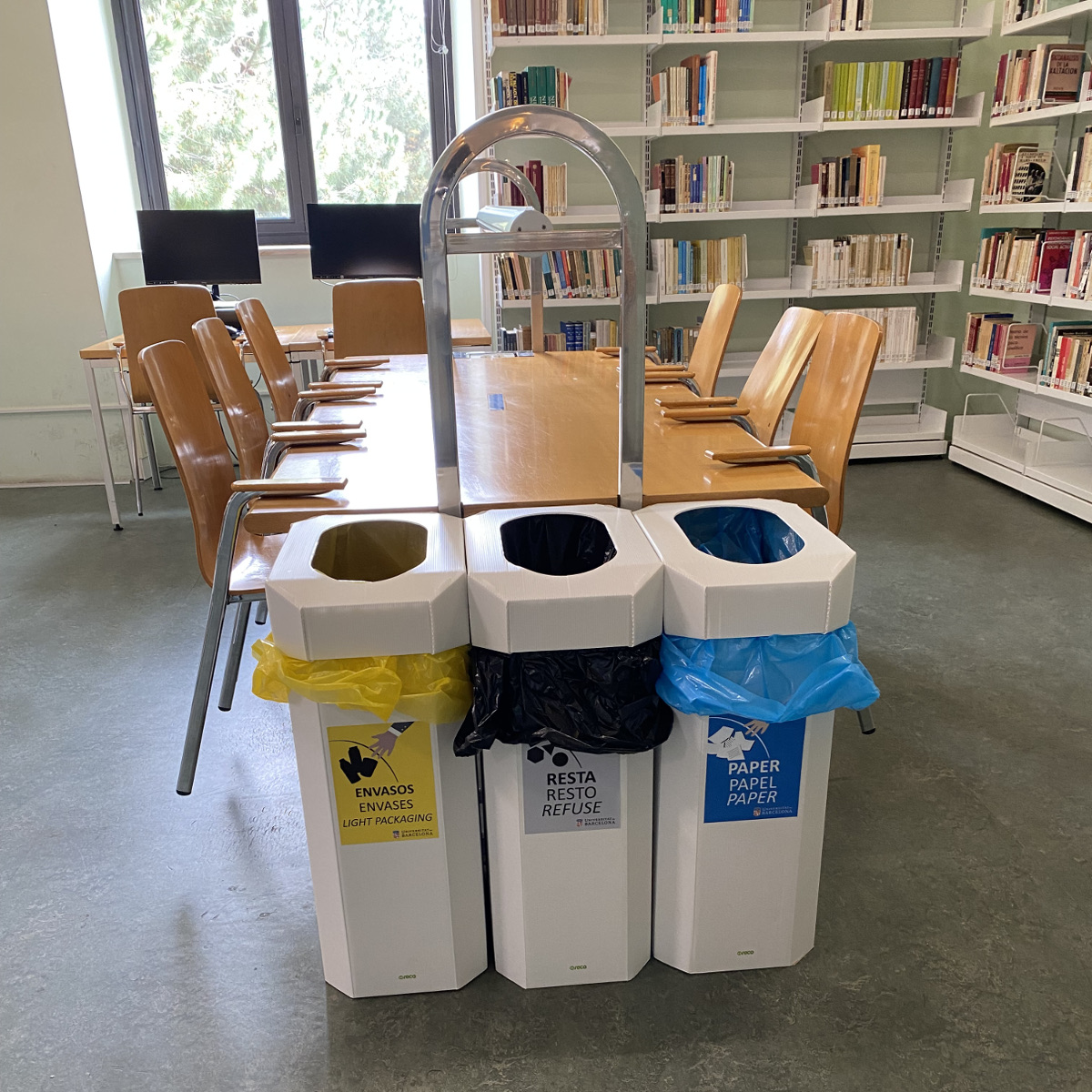 Punt de recollida selectiva de residus al CRAI Biblioteca del Campus Mundet