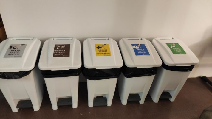 Punt de recollida selectiva de residus a l'edifici Històric (tecateca)