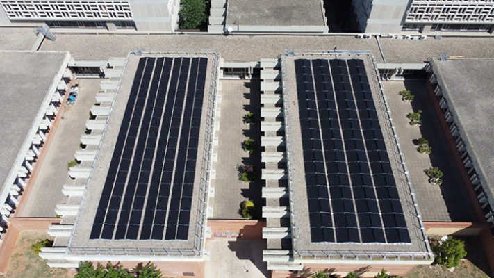 Instal·lació fotovoltaica de l'edifici Diagonal 690 de la Facultat d'Economia i Empresa