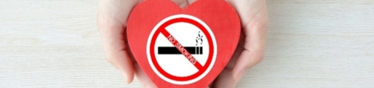 Baner noticia AECC. Mans agafant un cor vermell amb senyal de prohibit fumar.