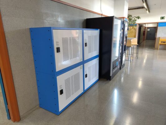 Armariets per a bicicletes plegables a la Facultat de Ciències de la Terra