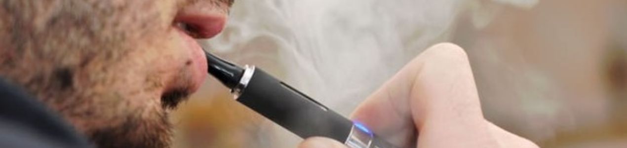 Home amb un vapejador