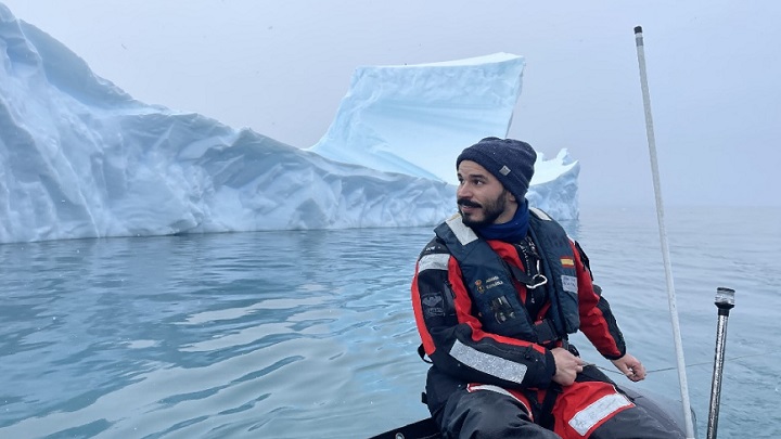 Investigador a un vaixell, a les costes de l'Antàrtida