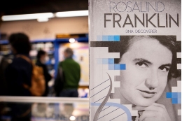 Rosalind Franklin a la portada d’un dels llibres de la mostra