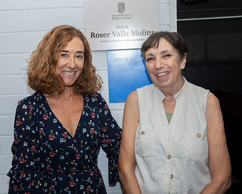 La vicerectora d’Igualtat i Acció Social, Maite Vilalta, amb l’homenatjada, Roser Valls, primera catedràtica de l’Escola Universitària d’Infermeria de la UB.