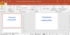 Obrim la presentació de PowerPoint i anem a la pestanya <i>Fitxer</i>. Obrim la presentació de PowerPoint i anem a la pestanya Fitxer.